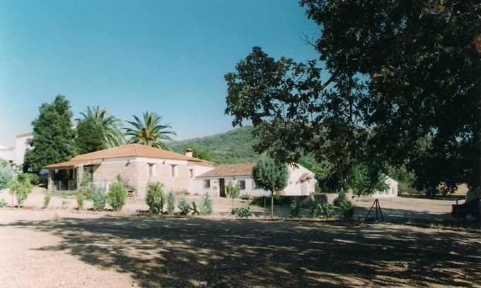 Villamiel Casa | Casa de alquiler íntegro ubicada en el campo, porche en el exterior con barbacoa