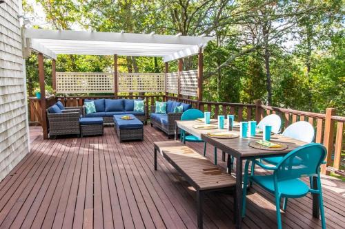 Brewster Casa | Full Sand Volleyball Court Walk to Pond