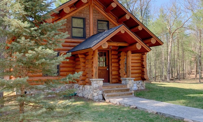 Baldwin Cabina | Cabaña de madera con inscripción completa ubicada a lo largo de las orillas del Pere Marquette