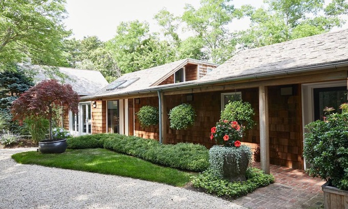 Beach Hampton Casa | Full-Service Beach House Set in Amagansett Dunes