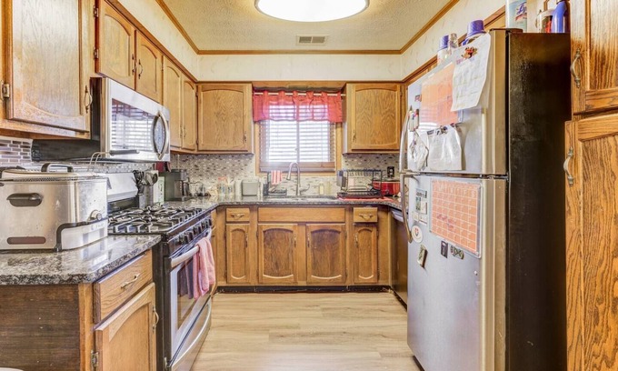 Jonesboro Casa | Full Sized bed and Pet friendly