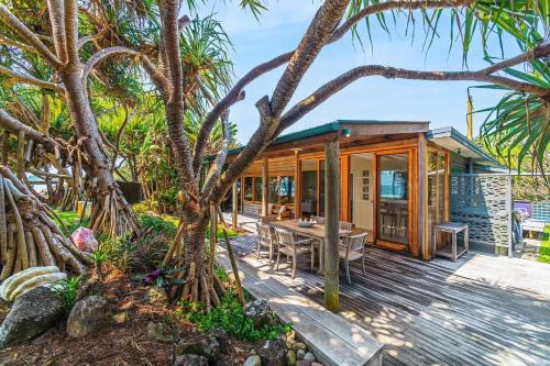 Byron Bay Casa | Fuller Holidays - Belongil Beachside Cottage