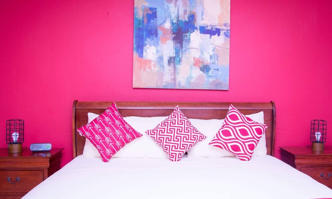 Molynes Gardens Apartamento | Fully AC'ed, Quite Neighbor, Kingston Prime location, King Bed, Wifi, Cable,Gate
