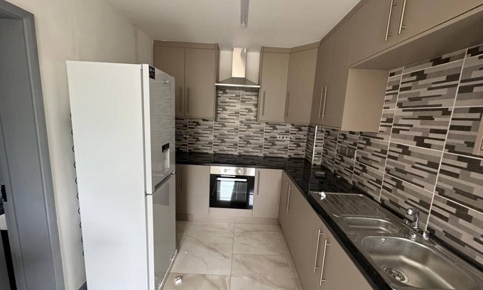 Yiewsley Casa | Fully equipped bedroom with attached bath