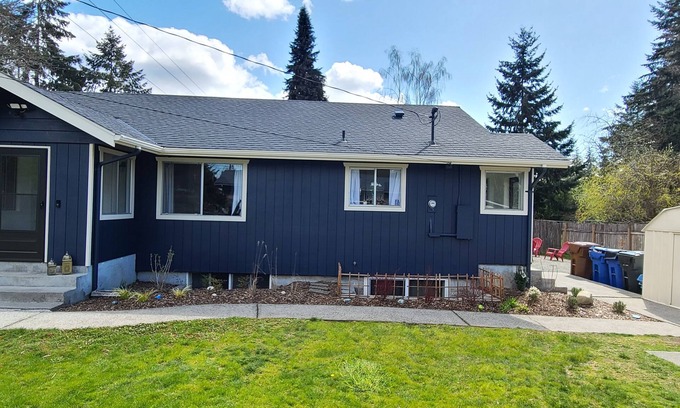 Central Tacoma Apartamento | Fully Equipped + Renovated APT Near Cheney Stadium