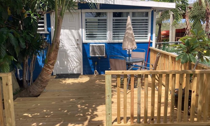Culebra Pueblo Apartamento | Estudio totalmente equipado Cottage ~ Hermosas vistas de la bahía + Suministros de playa y WiFi