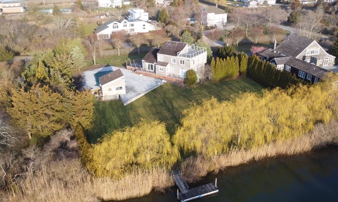 Quogue Casa | Fully-equipped waterfront 4-bedroom home in beautiful Quogue Village