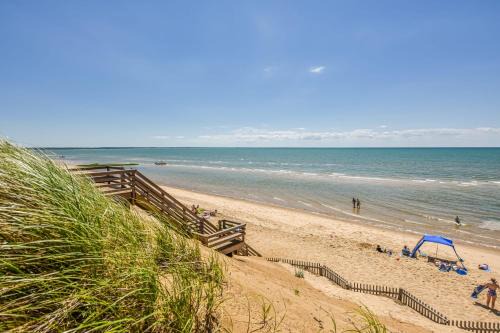 North Eastham Casa | Fully fenced yard and minutes to bayside beaches