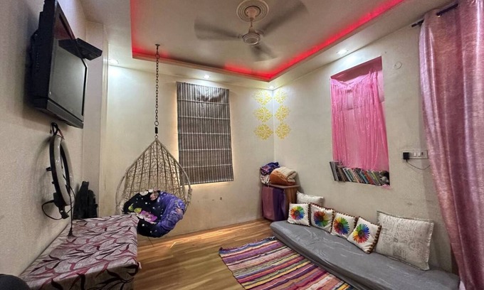 New Delhi Apartamento | Fully furnished 1BHK- Stay Cozy - Feel at Home
