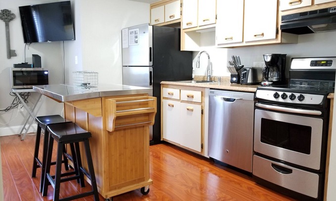 Nashua Condominio | Fully Furnished 1st Floor, 1 Bed, 1 Bath Condo