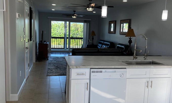 Indialantic By The Sea Condominio | Fully furnished 2 bedroom 2 bath condo, across A1A from the beach.