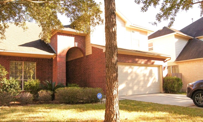 Kingwood Casa | Fully Furnished 4 Bedroom Home