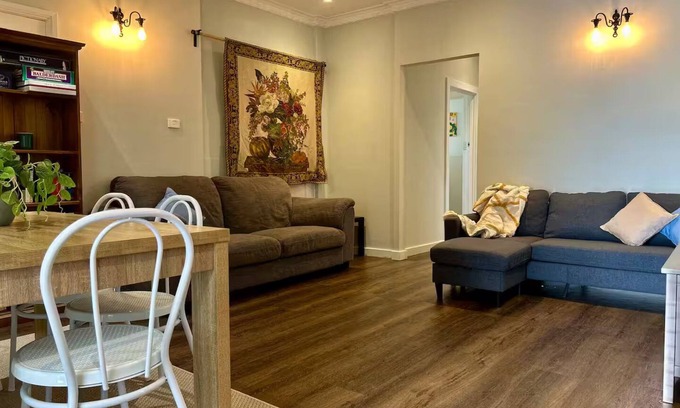 Hove Apartamento | Fully furnished apartment in Hove, Stay Smart with kitchen, dining and bathroom