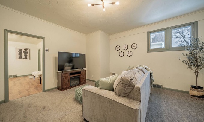 Appleton Casa | Fully Furnished Cozy Home with Fenced Yard in a Peaceful Neighborhood