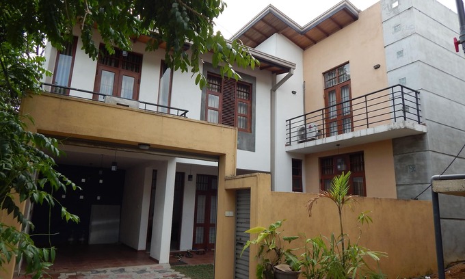 Thalawatugoda Casa | Casa completamente amueblada para alquiler a largo o corto plazo