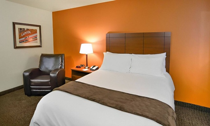 Council Bluffs Casa | Fully Furnished Room Close to the Omaha Zoo