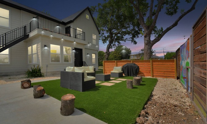 South Central Houston Casa | Fully Gated w/Parking, Perfect for large groups