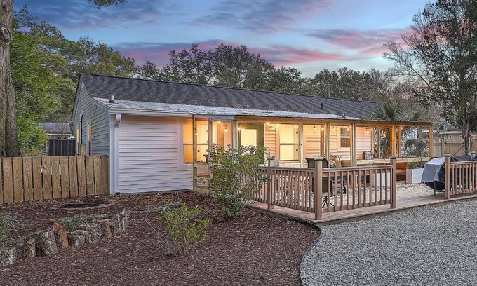 Mount Pleasant Casa | Fully Loaded Home ~ Kid Friendly ~ Outdoor Space