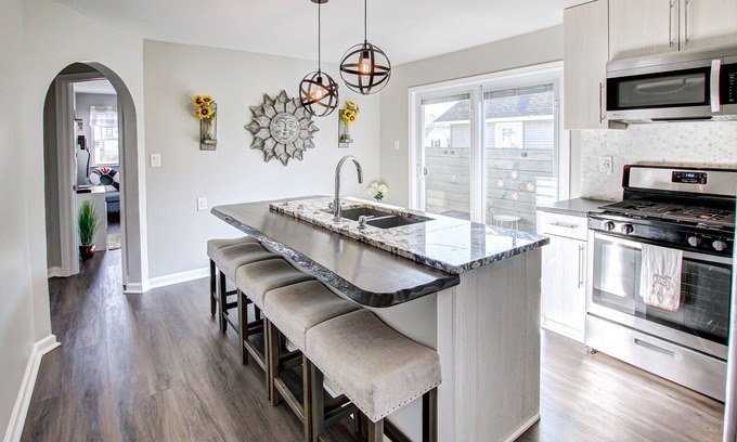 Port Clinton Casa | Completamente remodelado 2BR! Se admiten mascotas a pie de playa-1 cuadra; minutos a Cedar Point!
