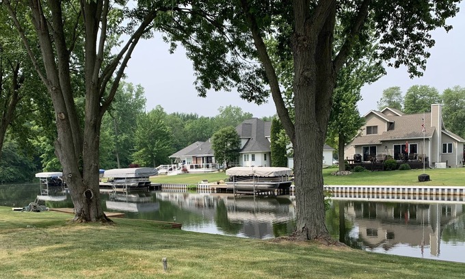 Bradley Cabaña | Fully remodeled 3 bed, 2 bath on Gun Lake. Sleeps 9!