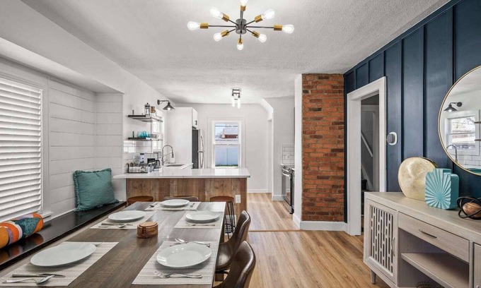 Parma Casa | Fully Remodeled Cozy 4 BR in the heart of Parma, King Bed, Close to Airport