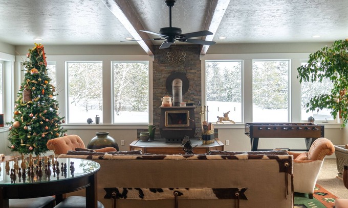 McCall Cabina | Fully remodeled historic Gem - Lodge sleeps 18 Oasis sleeps 22