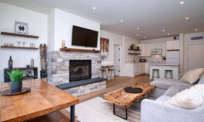 Kirkwood Condominio | Fully-remodeled stylish 2BR condo, steps to lifts