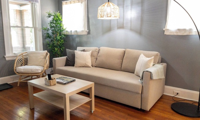 Fairfax Apartamento | Fully Renovated Apartment Right Off Murray Trail, 15 Minutes to Downtown Cincy