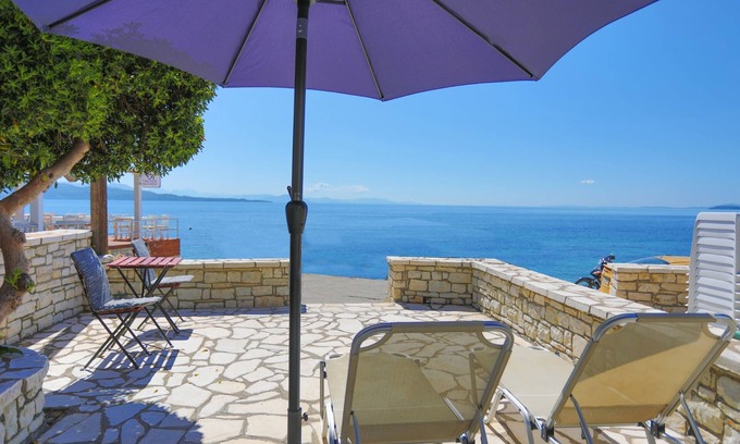 Katavolos Apartamento | Dina Apartment: ¡Casa en la playa de Kaminaki! Con aire acondicionado y con una gran terraza privada.