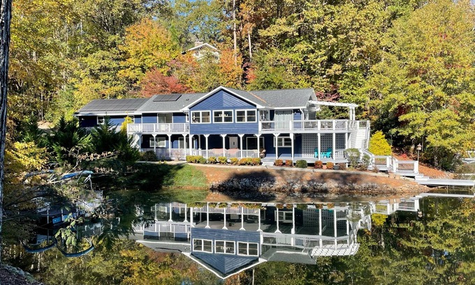 West Union Casa | Fully renovated family/elderly friendly home on Lake Keowee - 15 min to Clemson