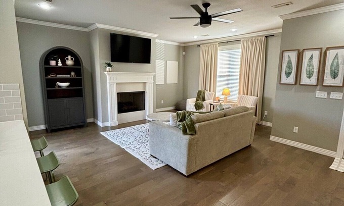 Lowell Casa | Fully renovated house with upscale finishes; 5 mins from Walmart AMP!