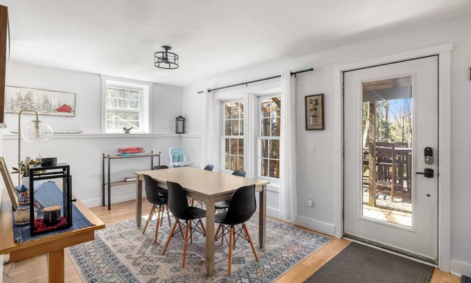 Stowe Apartamento | Fully Renovated & Modern 2 BR w/ Forest Views