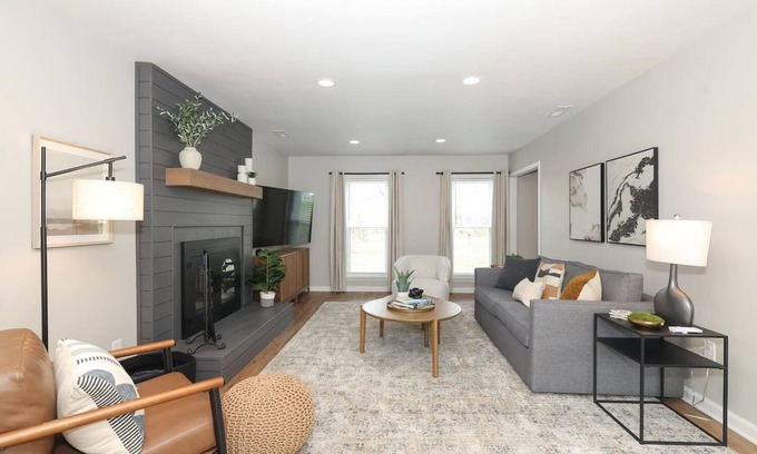 Charlotte Casa | Fully Renovated MTR (29 Night Max) - 3/2.5 - Dogs OK - Smart Home