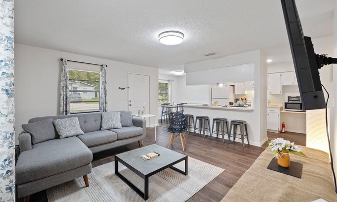 Downtown Zephyrhills Casa | Fully Renovated & Private 2-bedroom home in Zephyrhills with Porch