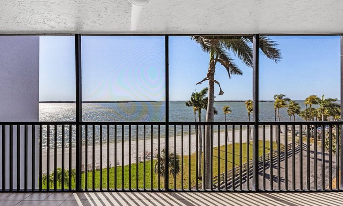 Biggar Condominio | Fully Renovated, Resort Corner Condo in Sanibel Harbour Tower with Private Beach