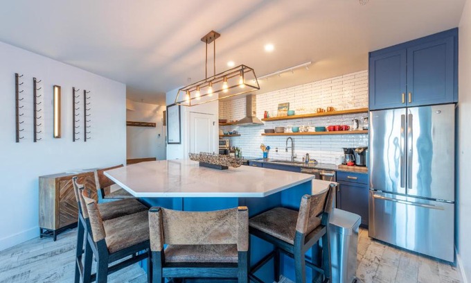 Golden Apartamento | Fully Renovated Ski-in/out Loft with Private Hot Tub!