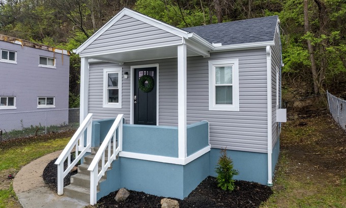 Mount Auburn Casa | Fully Renovated Tiny Gem ~ Mins to Downtown ~ Yard