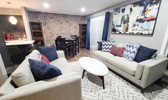 Council Bluffs Apartamento | Fully Renovated, Modern unit awaits you! 2nd floor