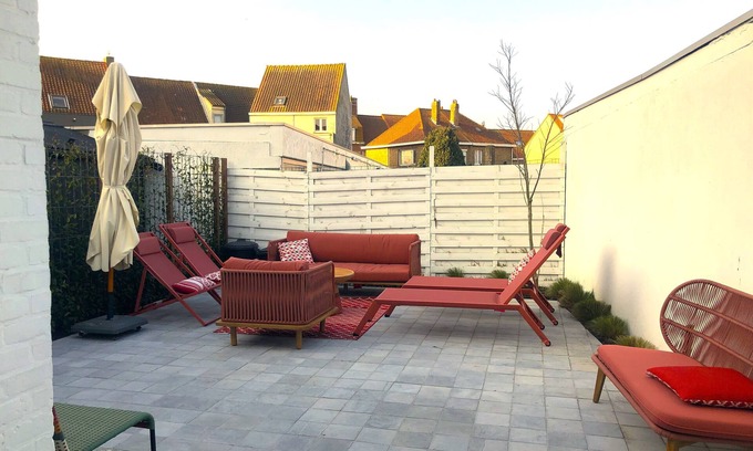 Heist Casa | Fully renovated vacation home, 10bed. 650m from Seawall. NOT a group of young people!