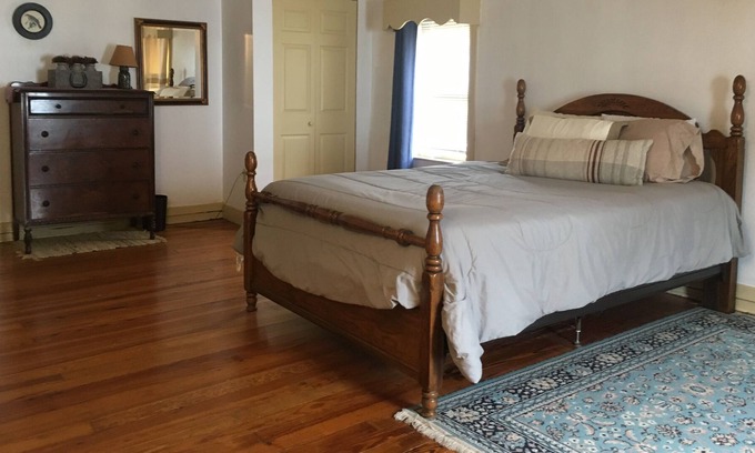 East Berlin Apartamento | Fully stocked, 2BR Apartment with off street parking, washer and Dryer,