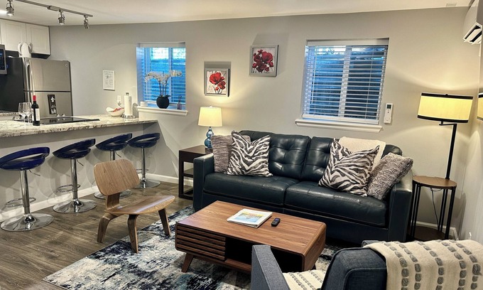 Capitol Hill Apartamento | Fully stocked new apt, work from home + Free Parking!