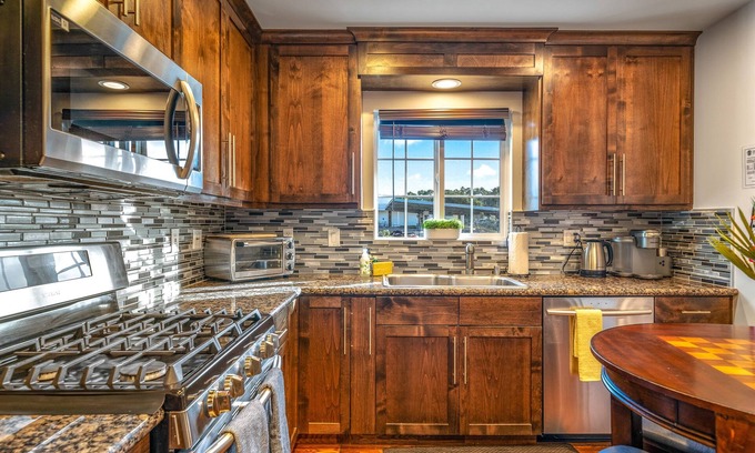 Seaside Casa | Fully Updated 3 BDR Seaside Home Minutes to Beach!