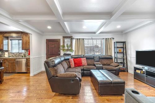 Seaside Casa | Fully Updated 3 BDR Seaside Home Minutes to Beach