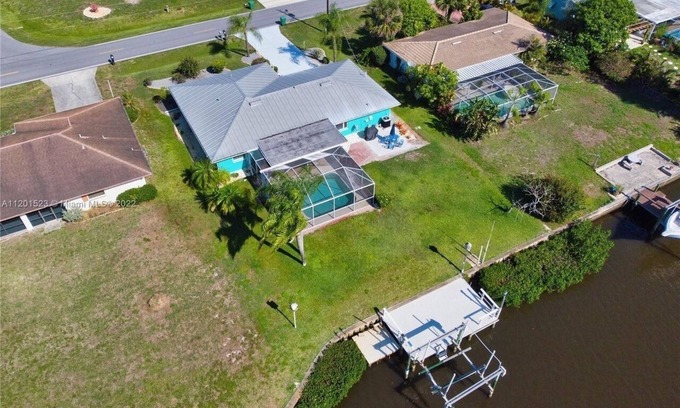 Port Charlotte Casa | 'Fully Updated and New' Waterfront Pool home with boat lift in paradise