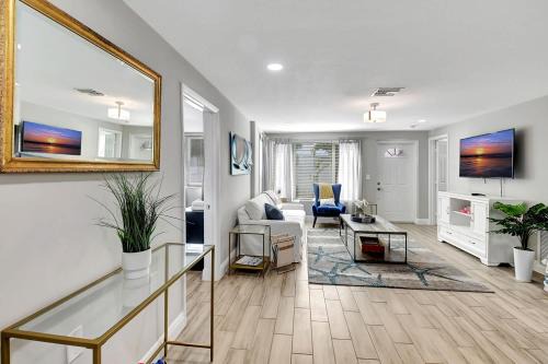 Delray Beach Casa | Fully Updated Home Sleeps 8 - 5 Min to the Beach