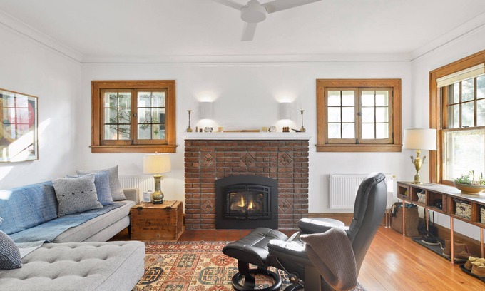 Fulton Casa | Fulton Family Bungalow Pets Welcome. Crib, Highchair, Dog Crate