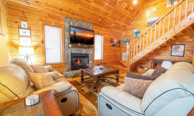White Oak Lodge Cabina | *Fun 2BD Cabin w/ GAMES! Hot Tub + Shared Pool*
