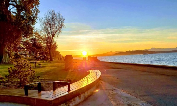 Alki Casa | Fun Alki Yellow 2BR Bungalow Home, near the beach