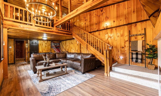 Bryson City Casa | Fun cabin with hot tub, pool table & fire pit - BIG BLUE