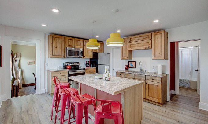 Brewers Hill Apartamento | Fun comfortable skyline neighborhood flat